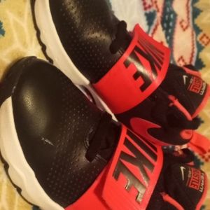 Nike team hustle black/pink 4youth shoes